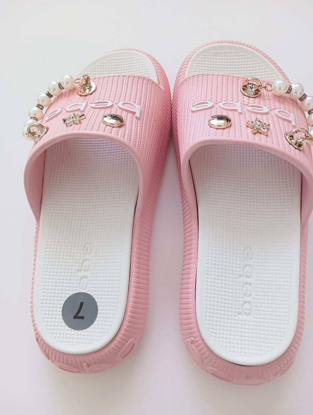 NWOT bebe Uniquely Designed Chain & Charms Women Pink Slides Size 7 - Picture 2 of 8